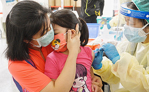 現場直擊》小朋友接種新冠肺炎疫苗 哭聲此起彼落父母親護理人員忙安撫