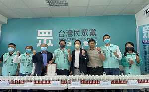 有政府 扛不住！ 民眾黨高市黨部邀集企業為第一線防疫人員加油
