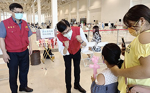 中央設兒童疫苗接種站  陳其邁親至高展館關心互動