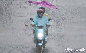 快訊》對流雨彈開轟！13縣市大雨特報 氣象局：慎防雷擊強陣風