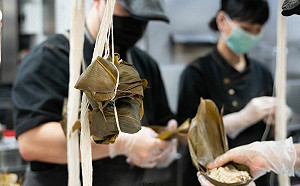 最狂員餐扮屈原賣粽！每顆20元超佛