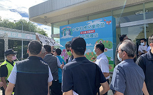 蘇揆視察接種站 藍營發言人鄭伯其嗆「冷血酷吏草菅人命！」