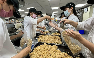 端午線上活動 弘光學生教外籍生包粽