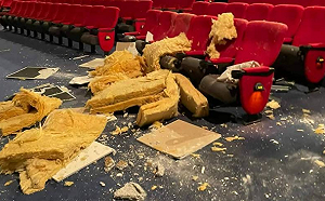 不是特效！觀看軍事動作電影 高雄大遠百影城竟天花板掉落