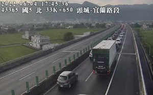 湧北上車潮！國5宜蘭-頭城「紫爆」時速僅19公里 恐塞到半夜