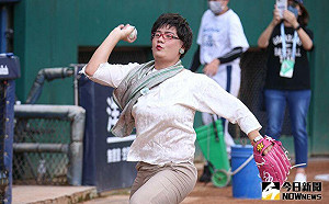 九天玄女影片爆紅！「廖麗芳」阿翰新莊開球加持