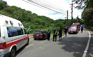 雙溪虎豹潭民眾滑落邊坡　警消救援