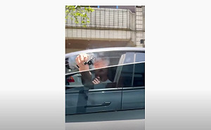 特斯拉男插隊充電被拒！惱羞持「空氣槍」掃射
