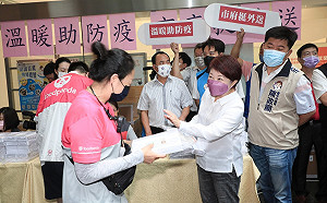溫暖助防疫 盧秀燕致贈外送員快篩劑