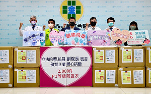 蔡其昌親送防護衣 童綜合醫院：像防彈衣、鋼盔般重要