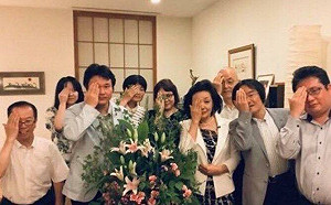 集體遮右眼！矢板明夫被傳光明會 網笑歪：脫鞋檢查