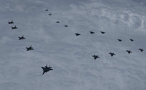 南韓、美國昨回敬北韓8枚導彈後 今再出20架軍機「展示空軍力量」