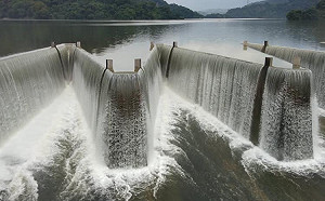 梅雨鋒面大雨持續挹注！鯉魚潭水庫自然溢流逾2個月