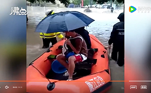 廣東湛江暴雨淹大水考生難赴試場 鏟車、衝鋒舟、皮划艇出動救援