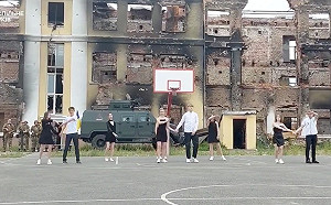 烽火無情！烏克蘭學校遭轟成廢墟 畢業舞會仍原地舉辦