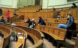 英國調查：疫情下大學生出席率顯著降低