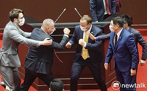 國會打架濺血 黃暐瀚提這事：難怪外國人會這樣看待台灣