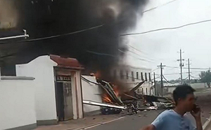 更新》共機殲-7在湖北機場附近墜毀 飛行員跳傘逃生 現場畫面曝光