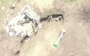 戰場直擊》烏軍無人機向俄軍戰壕丟炸彈！ 俄士兵倒地不起