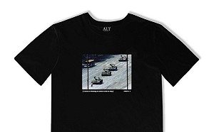 稱是Made in Chi 那! 潮牌出六四「坦克人」T恤 網友 : 有種賣給中國 挺你!