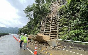 豪雨釀災土石崩塌交通中斷！台72線今搶通：限內車道行駛