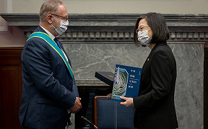 法參議員葛里歐 捐出童書「女巫費姬可怕的祕密」版權推動台灣友誼