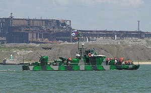 俄國窘了？！不及百噸小艇搭坦克砲塔 二戰骨董老砲艇「熊蜂」 出海