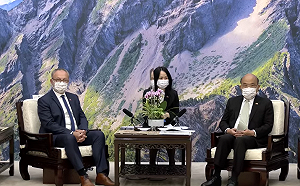 蘇揆談法國文學 葛里歐：這次來訪團員都由衷喜歡台灣