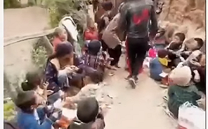 脫貧全是假？中國四川農村喜宴 賓客坐泥地喝酸菜湯影片被下架