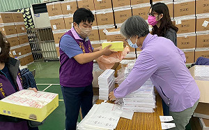 快篩劑貼「盧秀燕關心您」 綠營要求：放棄貼紙、放過員工！