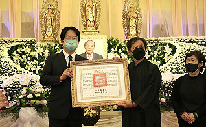 代表總統頒贈黃石城褒揚令 賴清德：人人尊敬的政治家