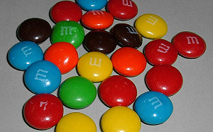 太荒謬！美國民眾跌進裝滿巧克力的車子 兩人皆已獲救