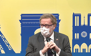 兩度在立院議場前拍照比「倒讚」 艾伯雷下午道歉：無惡意