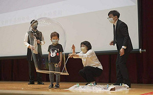 嘉義市科學168「大師講座」 玩魔術、教防疫