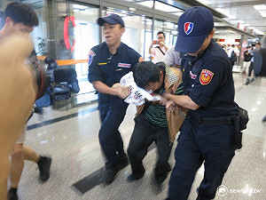 抗議沙海林來台 台聯組織部長遭強行拖走