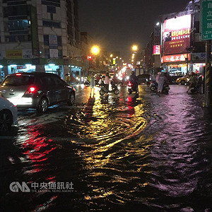 高雄大雨成災 市府應變中心二級開設戒備