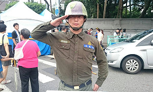 穿軍服上街抗議惹議  民眾：我退伍20幾年了
