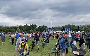 美槍枝法改革集會現插曲！男子衝舞台高喊「我有槍」群眾驚慌逃竄