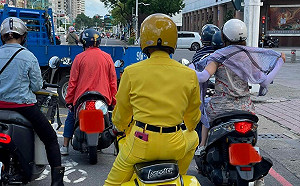 為黃色而活的男人！ 騎士衣服褲子機車都是黃 網友笑 :「說不定名字叫黃皇煌」