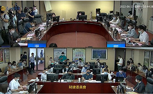 北市府網軍案炎上！幻想文大師「LovError」現身口吃發抖：怕被同事認出