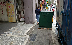 人行道遇3大災難！爸推嬰兒車氣炸