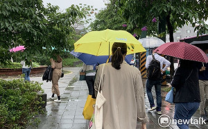 梅雨鋒面再襲全台轉雨！明日高溫下降近6度