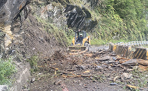 南橫梅山口-向陽路段落石清除！公路總局：明起調整通行時間