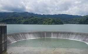 滿庫溢流現「半圓形瀑布」！湖山水庫年底前供水無虞
