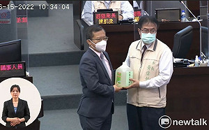 對抗抹黑造謠歪風  議員呂維胤贈黃偉哲漂白水「消毒」