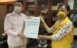 基隆市長選舉首場公開辯論  陳薇仲送交公開承諾辯論書給謝國樑