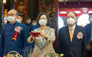 一排高階警官為這人爸爸摺蓮花紙! 他爆料: 蔡英文默許政治黑金化的惡果