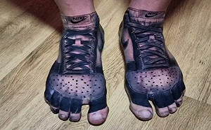 厭倦花錢買！男子將球鞋刺在腳上