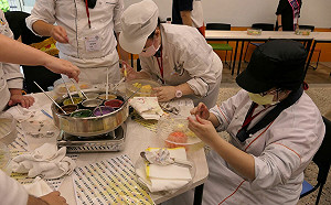 新北醒吾特教生姊妹用果凍花揮灑創意為校爭光