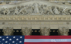 經濟衰退恐慌加劇 美股大跌道瓊失守3萬點關卡